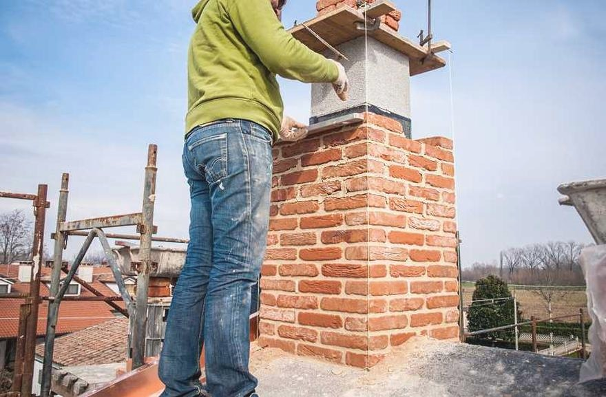 Jak prawidłowo wymurować komin w domu – instrukcja bez błędów