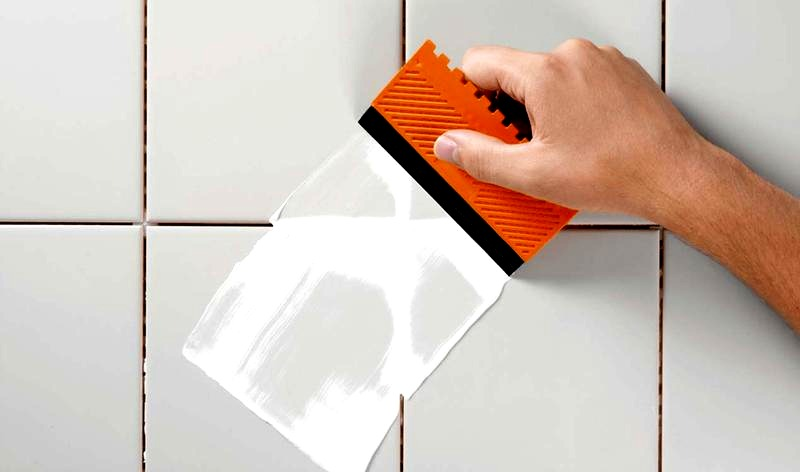 Jaka fuga do płytek 60 × 60 cm na podłogówkę? Trwałość i estetyka
