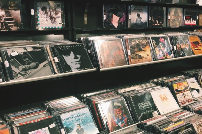 Utylizacja płyt CD/DVD w Warszawie – gdzie wyrzucić je legalnie?